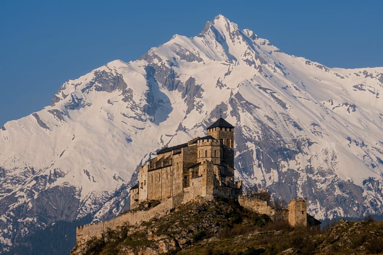 La basilique de Valère sur sa colline à Sion, devant le Haut de Cry enneigé