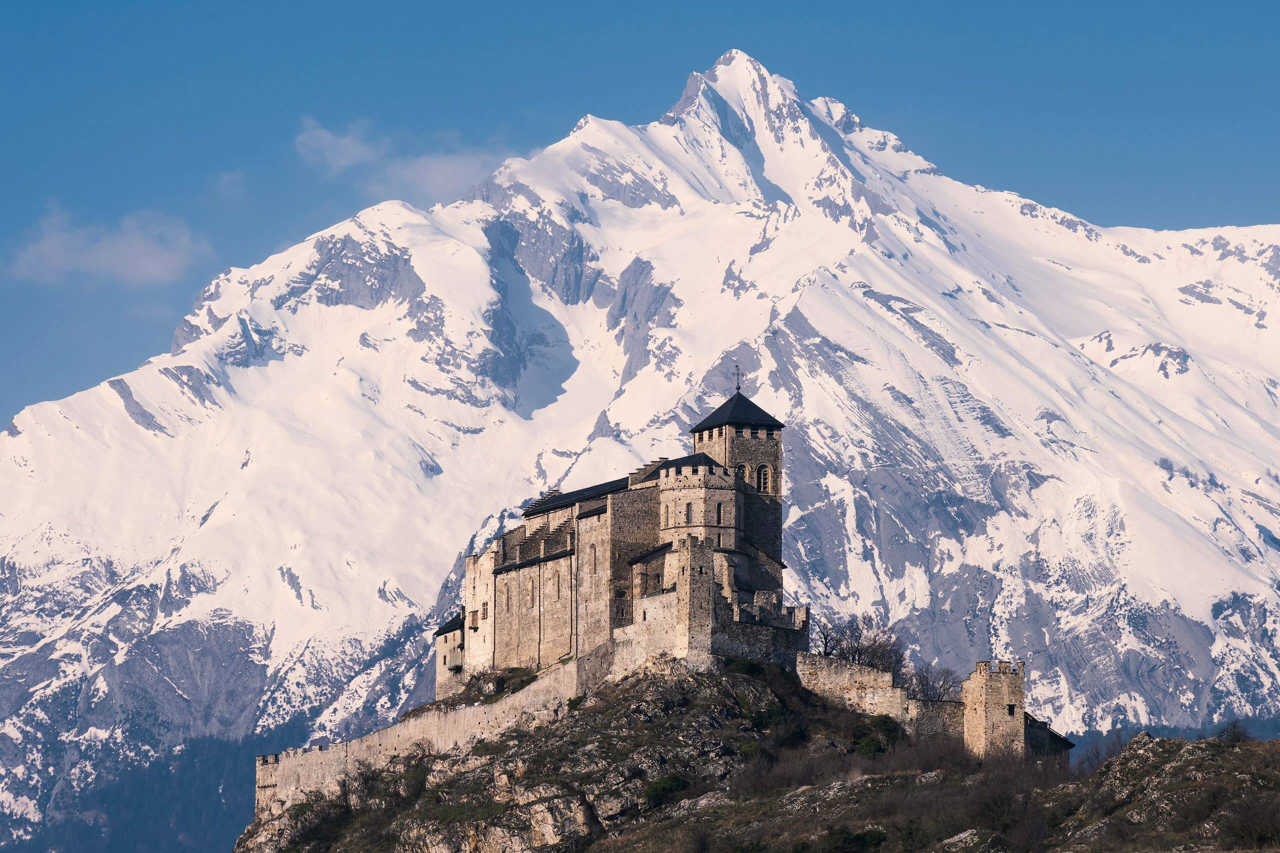 La basilique de Valère sur sa colline à Sion, devant le Haut de Cry enneigé